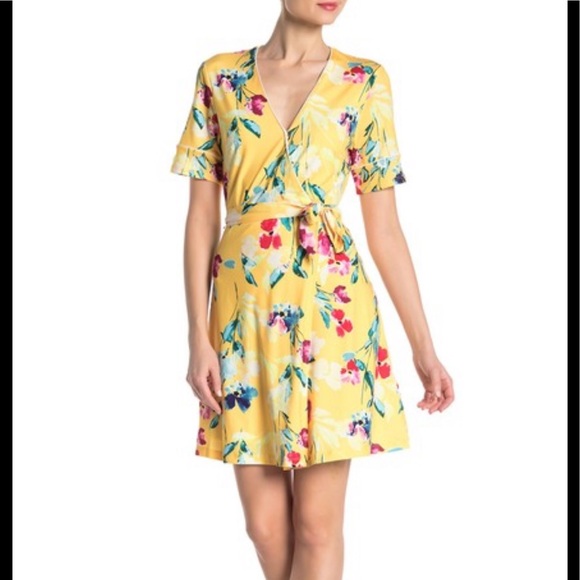 Alexia Admor Dresses & Skirts - Alexia Admor Floral Surplice Wrap Dress